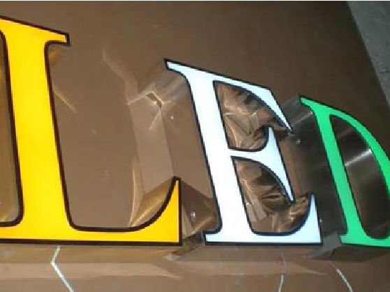 平果介绍LED招牌的基础知识。